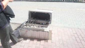 伊犁河路街道九号小区社区 为民解忧办实事，协调维修通讯器材与信息咨询服务双管齐下