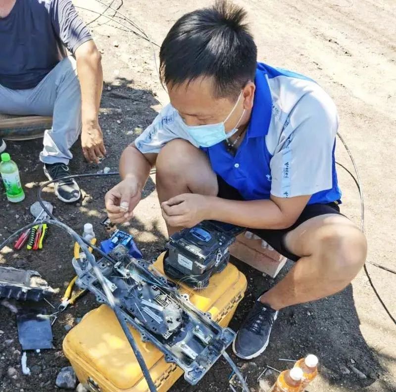 信号守护者 酷暑严寒中，电信人打通通讯“最后一公里”